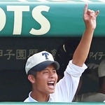 マウンドに声をかける記録員の大和周矢さん＝15日午前、西宮市の甲子園球場（撮影・丸山桃奈）
