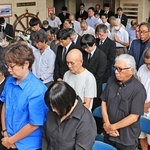 犠牲となった６万人もの船員らの冥福を祈って黙とうする慰霊式典の参列者＝１５日正午、神戸市中央区海岸通３（撮影・小林良多）