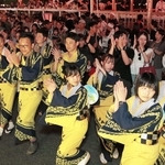 木造やぐらを囲み、デカンショ節に合わせて舞う踊り手たち＝１５日夜、丹波篠山市北新町（撮影・秋山亮太）