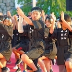 デカンショ節に合わせて舞う踊り手たち＝１５日午後、丹波篠山市北新町