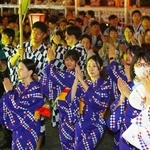 デカンショ節に合わせて舞う踊り手たち＝１５日夜、丹波篠山市北新町