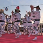 デカンショ節に合わせて舞う踊り手たち＝１５日午後、丹波篠山市北新町