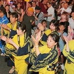 木造やぐらを囲み、デカンショ節に合わせて踊る人たち＝１５日夜、丹波篠山市北新町