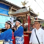 能登半島地震で被災した町を巡行するみこしと福田喜次さん（右）＝１７日午後、石川県輪島市門前町黒島町