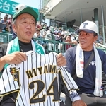 試合前、元阪神の桧山進次郎さんの応援歌をつくった市野和則さん（左）と話す東洋大姫路・白鳥翔哉真選手の父、一馬さん＝１７日午後、西宮市の甲子園球場（撮影・辰巳直之）