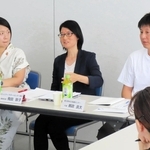 会合に参加した（左から）高森順子「阪神大震災を記録しつづける会」事務局長、飛田敦子コミュニティ・サポートセンター神戸事務局長、頼政良太被災地ＮＧＯ恊働センター代表＝神戸新聞社（撮影・小林由佳）