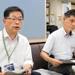 インターネット上の人権侵害を防止する条例案について説明する（左から）兵庫県の北茂正・県民生活部次長と大西信一郎・人権推進室長＝県庁