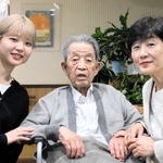 ８０年前に広島で被爆した体験を娘のカオルさん（右）、孫の万祐子さん（左）に語る鈴木照二さん＝神戸市東灘区