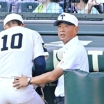 先発した阪下漣投手をねぎらう東洋大姫路の平野真吾部長＝１９日午後、西宮市の甲子園球場（撮影・斎藤雅志）
