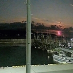 明石港から観測された火球とみられる明るい光＝明石市港町（魚英提供）