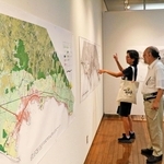 時代ごとに作られた神戸の地図から、市街地の広がりが一目で分かる＝こうべまちづくり会館