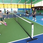 ピックルボールを楽しむ人たち＝神戸市長田区若松町２（撮影・笠原次郎）