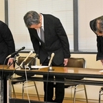 会見で患者の死亡を公表し、頭を下げる西神戸医療センターの北垣一院長（中央）ら＝21日午後、神戸市役所