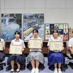絵画や書が県教育委員会のフロアに展示され、県教育長感謝状を受け取った生徒たち＝神戸市東灘区田中町５、県教委