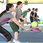 ピックルボールを楽しむ人たち＝神戸市長田区若松町２（撮影・笠原次郎）