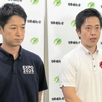 報道陣の取材に答える日本維新の会の吉村洋文代表（右）と藤田文武共同代表＝２１日夜、大阪市