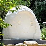 森の中に設置された奈良美智さんの作品「Ｐｅａｃｅ　Ｈｅａｄ」＝神戸市灘区六甲山町、ＲＯＫＫＯ森の音ミュージアム（撮影・風斗雅博）