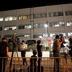 容疑者が逮捕され、報道関係者が詰めかけた葺合署＝２２日午後９時４３分、神戸市中央区吾妻通５
