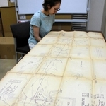 神戸市文書館が所蔵する神戸基地司令部作成の地図「ＫＯＢＥ　ＢＡＳＥ　ＡＲＥＡ」。接収された土地と建物が細かく示されている＝神戸市中央区熊内町１、市文書館
