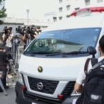 谷本将志容疑者を乗せ、兵庫県警葺合著を出る警察車両＝２４日午前９時２６分、神戸市中央区吾妻通５