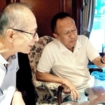 ミャンマーでの白内障治療支援のため来日したウイン・ナインさん（右）と眼科医の藤田善史さん＝大阪市内（神戸国際支縁機構提供）