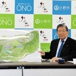 広域ごみ処理施設の建設予定地を示す小野市の蓬萊務市長＝２０２３年１１月、小野市役所