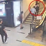 被害者の女性（赤丸）の後を歩く谷本将志容疑者とみられる男の画像＝２０日午後７時３分ごろ（神戸市内の防犯カメラ映像より、画像の一部を加工しています）