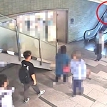 別の場所の映像にも、被害者の女性（赤丸）と谷本将志容疑者とみられる人物が写っていた＝２０日午後７時１２分ごろ（神戸市内の防犯カメラ映像より、画像の一部を加工しています）