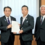 防災庁の関西設置を求める要望書を赤沢亮正設置準備担当相（左）に手渡す関西広域連合長の三日月大造滋賀県知事（中央）ら＝東京都内