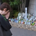 事件があったマンションの玄関横には多くの花が手向けられた＝２６日午後、神戸市中央区磯辺通２（撮影・大田将之）