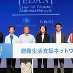 民間主体の避難生活支援ネットワークを立ち上げるフィリップモリスジャパンのシェリー・ゴー社長（右から３人目）ら＝東京都内