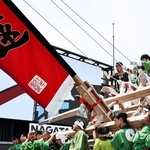 枠旗を傾ける「島田くずし」がクライマックス。会場を熱気が包んだ＝２７日午後、大阪市此花区の夢洲（撮影・長嶺麻子）
