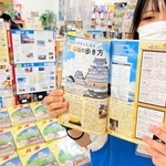 発売に合わせ書店に積まれた「地球の歩き方　兵庫」＝神戸市長田区若松町５、喜久屋書店東急プラザ新長田店