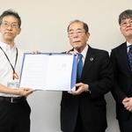 支援協定を締結した兵庫県とチャーム・ケア・コーポレーションの幹部＝県庁
