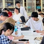 教員になるための模擬授業の時間。男女一緒にグループに分かれて学ぶ＝神戸市北区鈴蘭台北町７、神戸親和大