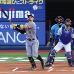 １回阪神２死二塁、右中間に先制２ランを放つ阪神・佐藤輝明＝横浜スタジアム（撮影・金田祐二）