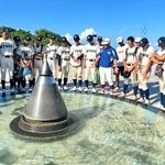 平和祈念公園を見学し、沖縄戦について学ぶ兵庫高校野球部員ら＝沖縄県糸満市（同校提供）