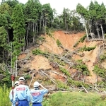 能登半島豪雨による土砂崩れ現場を調べる緊急災害対策派遣隊員＝２０２４年９月、石川県穴水町（近畿地方整備局提供）