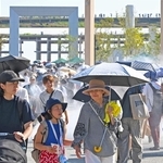 厳しい日差しが照りつける万博会場で、ミストを浴びる来場者たち＝３１日午後、大阪市此花区の夢洲（撮影・大田将之）