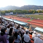 王子スタジアムのラストデーに駆けつけたアメフトファンら＝３１日午後、神戸市灘区王子町２（撮影・丸山桃奈）