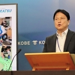 神戸市立中の部活動地域移行の２次募集の結果について説明する福本靖教育長＝神戸市役所