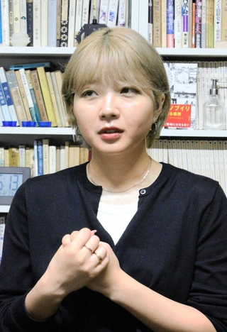 母の思いに共感し「反核を真剣に考えるようになった」と話す万祐子さん＝神戸市東灘区