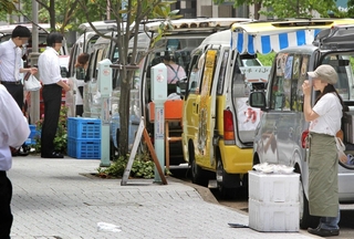 かつて神戸市役所の近くの路上で弁当を販売する風景は日常だった。パーキングメーターがある路上などに車が止められていた＝２０１２年６月、神戸市中央区江戸町（画像の一部を加工しています）