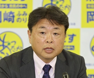 神戸市長選への立候補を表明した岡崎史典氏＝２日午後、神戸市中央区加納町６（撮影・小林良多）
