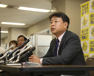 神戸市長選で掲げる政策について話す岡崎史典氏＝神戸市役所（撮影・小林良多）