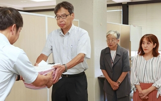 兵庫県立高校再編計画の見直しを求める署名を提出する「公立高校を守る会」の関係者ら＝県庁