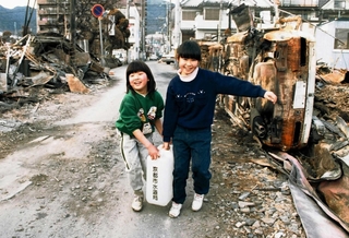 がれきの町で生活用の水を運ぶ子どもたち＝１９９５年３月１日、神戸市灘区