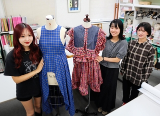 万博のパビリオンステージでファッションショーを披露する学生たち。神戸をイメージしたチェック柄「神戸タータン」の衣装も披露する＝神戸市灘区篠原伯母野山町１、神戸松蔭大