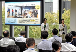 「思いを神戸市で形にしてみませんか」。女性の多様な働き方への支援を呼びかける同市職員ら＝東京都千代田区