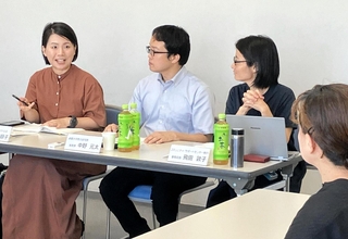 会合に参加した（左から）高森順子「阪神大震災を記録しつづける会」事務局長、中野元太京都大防災研究所准教授、飛田敦子コミュニティ・サポートセンター神戸事務局長＝神戸新聞社（撮影・小林由佳